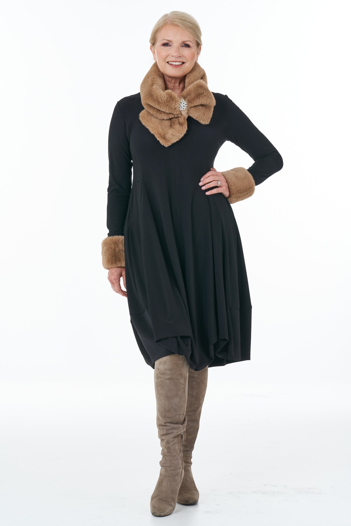 Casual Chic - Long Sleeved V-Neck Knit Bubble Dress in Black