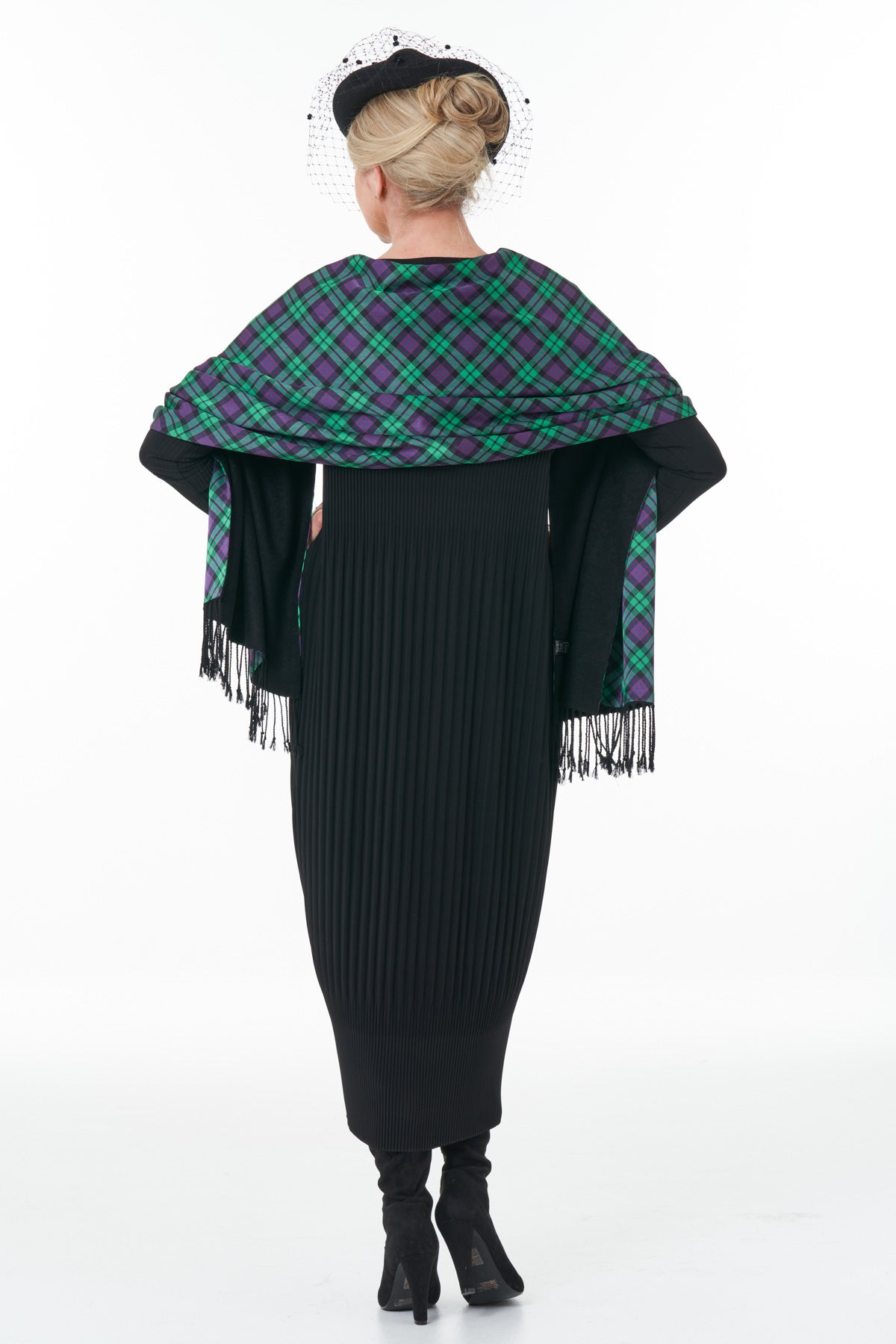 Casual Chic - Long Sleeved Pleated Knit Dress in Black